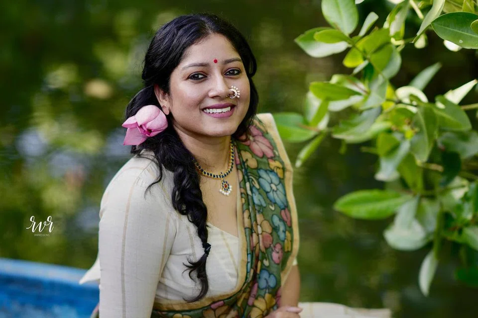 நடிகை அனுமோல்.