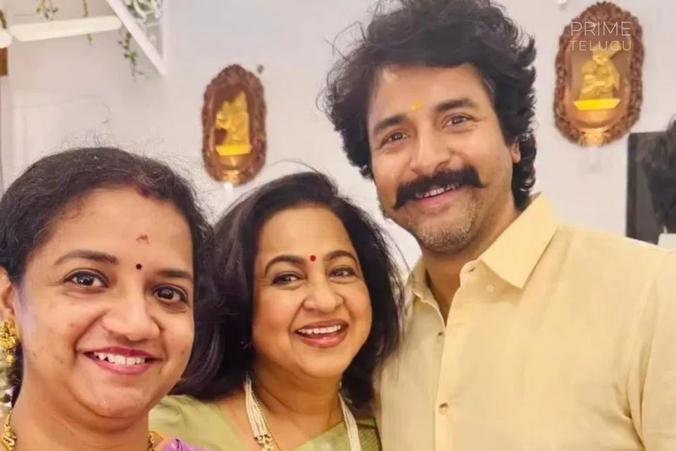 நடிகை ராதிகாவுடன் சிவகார்த்திகேயன் தம்பதியர்.