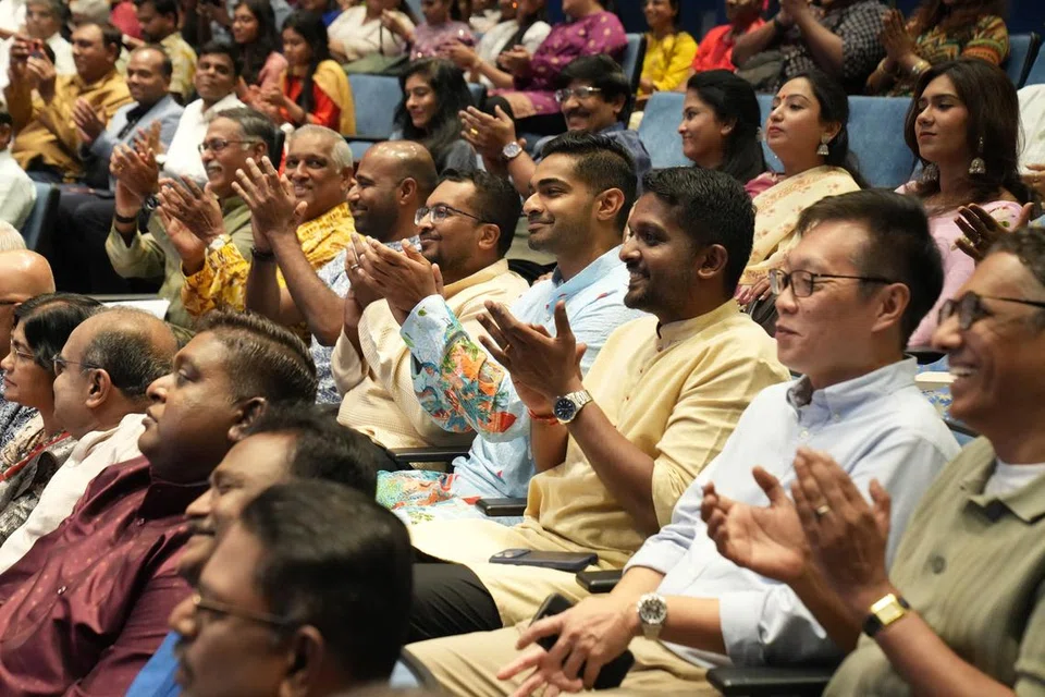 இளையர்கள் வடிவமைத்து, முன்னின்று நடத்திய தமிழ்மொழி விழாவின் நிறைவு நிகழ்ச்சியைக் கண்டு களிக்கும் விருந்தினர்கள். 