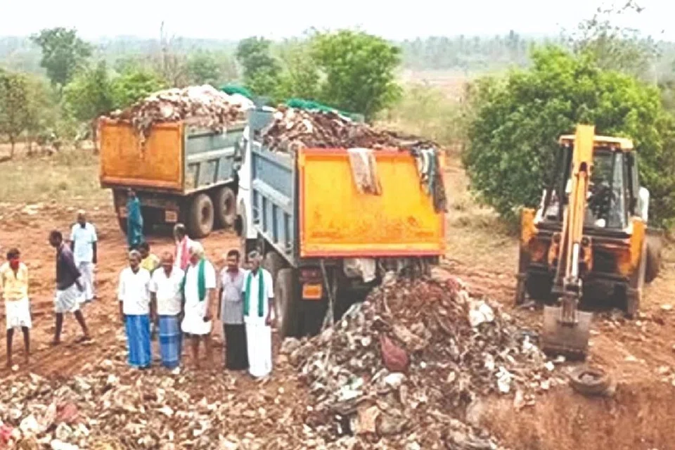 கேரளக் குப்பைகள் தமிழ் நாட்டு எல்லையில் கொட்டப்படுவதைத் தடுக்க தமிழ்நாடு அரசு கடுமையான நடவடிக்கை எடுக்க வேண்டும் என்று விவசாயிகளும் மக்களும் கோரிக்கை விடுத்து வருகின்றனர்.