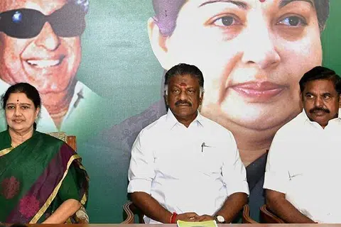 ஜெயலலிதாவின் மறைவையடுத்து ஓ.பன்னீர்செல்வம் முதல்வராகப் பதவியேற்றார். பின்னர் ஜெயலலிதாவின் தோழி சசிகலா அதிமுகவின் பொதுச் செயலாளராகப் பொறுப்பேற்றதும், 2017ஆம் ஆண்டு ஓ.பன்னீர்செல்வம் பதவி விலக, எடப்பாடி பழனிசாமி முதல்வரானார்.