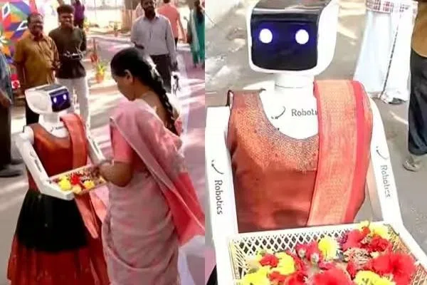 வாங்க வாக்களிக்கலாம்: பட்டுப் பாவாடை அணிந்து சாக்லேட் கொடுத்த ‘ரோபோ’ பெண்