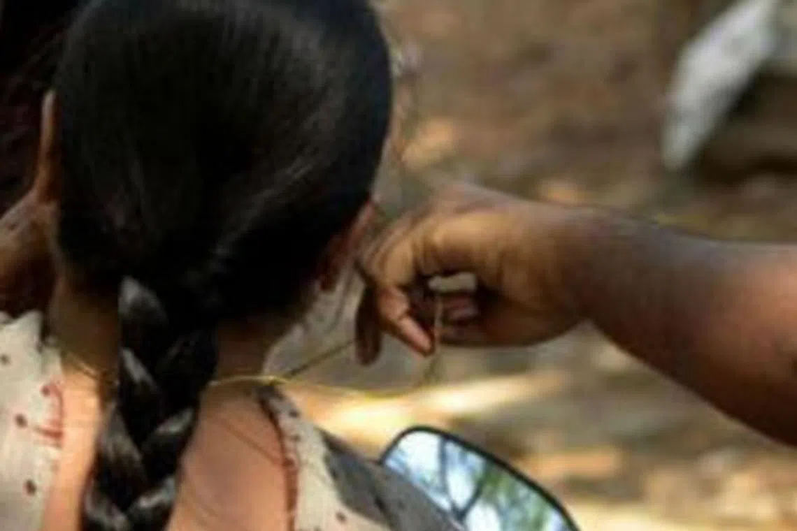 பெண்ணின் முகத்தில் மிளகாய்ப்பொடி தூவி 6 பவுன் சங்கிலி பறித்த திருடிகள்