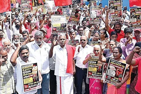 தலைமைச் செயலாளர் மீது நடவடிக்கை எடுக்கக்கோரி, மார்க்சிஸ்ட் கம்யூனிஸ்ட் கட்சி சார்பில் சென்னை சைதாப்பேட்டை பனகல் மாளிகை அருகே நேற்று நடைபெற்ற ஆர்ப்பாட்டத்தில் மாநிலச் செயலாளர் பெ.சண்முகம், தென் சென்னை மாவட்டச் செயலாளர் ஆர்.வேல்முருகன் உள்ளிட்டோர் பங்கேற்றனர்.