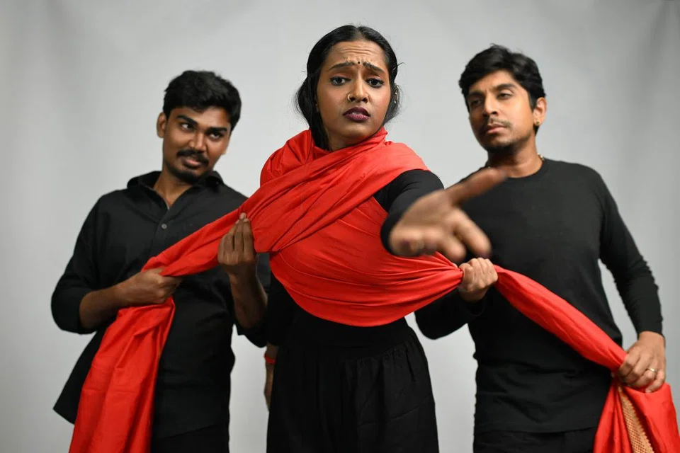 பாரம்பரிய நாடக நுட்பங்கள் இல்லா ‘ஆம்ரபாலி’, அவாண்ட் நாடகக் குழுவின் ஒரு பிரபல அம்சமாகும். 