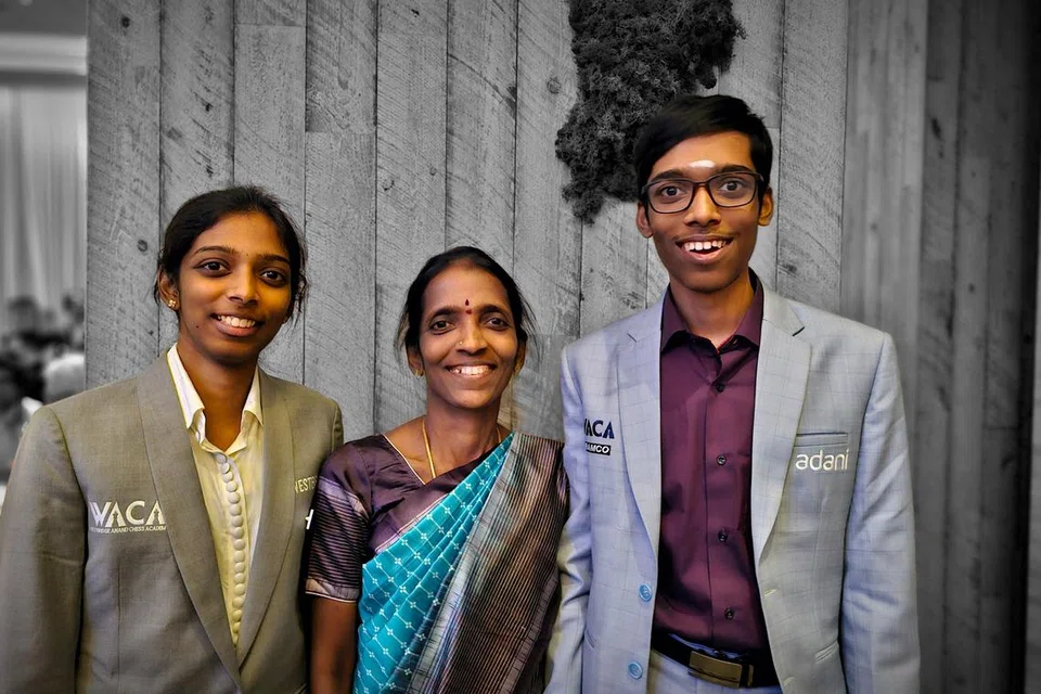 இந்திய சதுரங்க வீரர்கள் பிரக்ஞானந்தா, வைஷாலி.