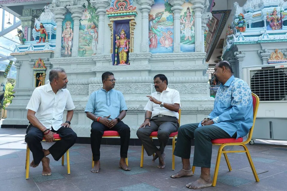 (இடமிருந்து) பக்தர் கே. மணி, தமிழ் முரசு இணை ஆசிரியர் வீ. பழனிச்சாமி, ஆலய நிர்வாகக் குழு உறுப்பினர் எஸ்.கே. பாலசுப்பிரமணியம், பல்லாண்டுகளாகக் காவடி எடுக்கும் கே. பரமசிவன் டோன். 
