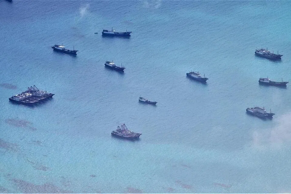 தென்சீனக் கடலில் சீனப் படகுகள்
 சயனைடு பயன்பாடு: பிலிப்பீன்ஸ் 