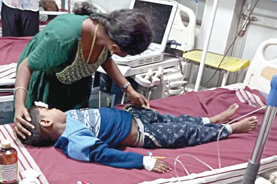 ரயிலில் படுக்கை பலகை கொக்கி அறுந்து விழுந்ததில் காயமடைந்து, மதுரை அரசு மருத்துவமனையில் சிகிச்சை பெற்ற சிறுவன்.