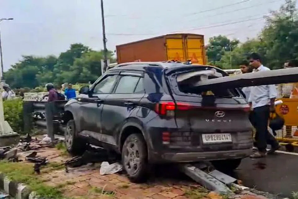 Hyundai Venue காரின் முன்கண்ணாடியினுள் சாலைத் தடுப்பு சொருகியது.