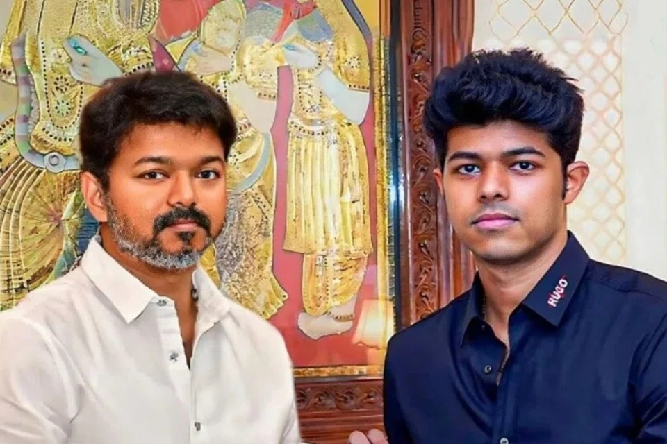 தமிழக முதல்வரும் நடிகருமான விஜய் (இடது) தனது மகன் ஜேசன் சஞ்சய்யுடன்.