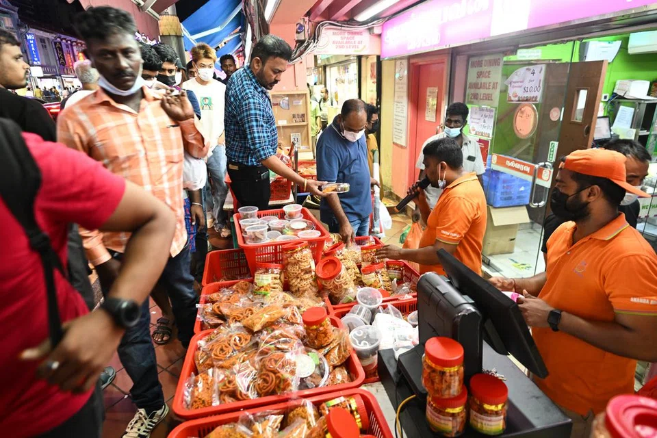 2022 தீபாவளியின்போது ஆனந்த பவன் உணவகத்தில் இடம்பெற்ற தின்பண்ட விற்பனை. 