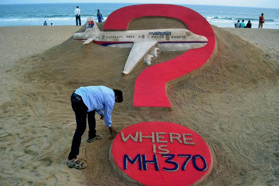 2015ஆம் ஆண்டு எடுக்கப்பட்ட படம். ஒடிசாவில் எம்எச்370 விமானம் காணாமற்போனதைச் சித்திரித்து மணலில் ஓவியம் வரைந்த இந்திய ஓவியர்.