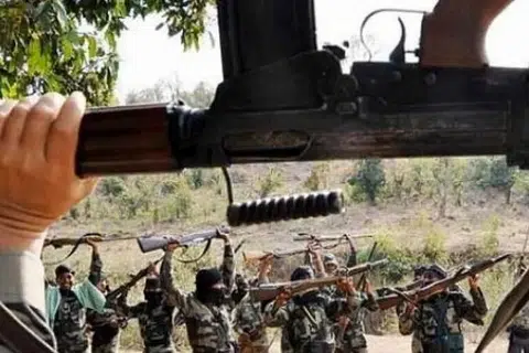 சரணடைந்த மாவோயிஸ்ட்டுகளில் ரூ.1.06 கோடி வெகுமதி அறிவிக்கப்பட்டிருந்த 49 பேர் அடங்குவர்.