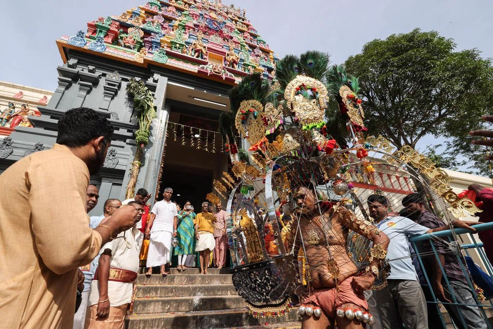 முருகப் பெருமானைத் துதிக்கும் பாடல்கள் முழங்க, அலகு காவடி ஏந்தி பக்தர்கள் ஊர்வலமாகச் சென்று தேங்க் ரோடு அருள்மிகு தெண்டாயுதபாணி கோயிலை அடைந்தனர்.