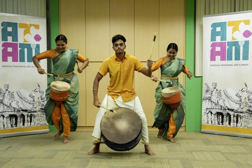 இரண்டு குச்சிகளைக் கொண்டு இசைக்கப்படும் துடும்பாட்டம்.