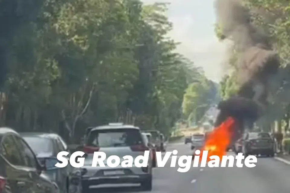 தீவு விரைவுச்சாலையை நோக்கிச் செல்லும் புக்கிட் திமா விரைவுச்சாலையில் காலை 9.10 மணிக்கு விபத்து நடந்ததாகக் காவல்துறை தெரிவித்தது.