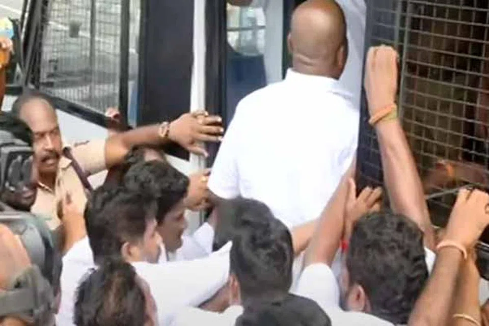 திருமங்கலத்தில் போராட்டத்தில் ஈடுபட்ட முன்னாள் அமைச்சர் ஆர். பி. உதயகுமாரையும் அதிமுக தொண்டர்களையும் கைதுசெய்து காவல் வாகனத்தில் ஏற்றிச்செல்லும் காவலர்கள்.