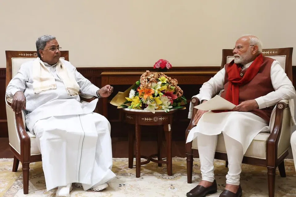 பிரதமர் மோடியைச் சந்தித்துப் பேசினார் கர்நாடக முதல்வர் சித்தராமையா. 