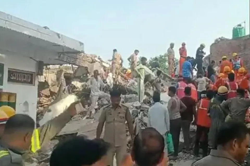 கட்டட இடிபாடுகளில் இருந்து 12 பேர் உயிருடன் மீட்கப்பட்டனர்.