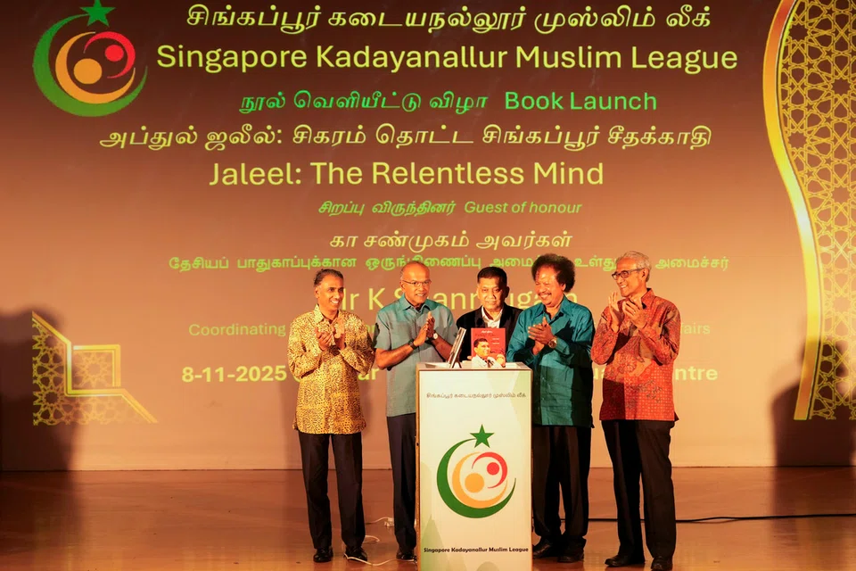 புத்தக வெளியீட்டு நிகழ்ச்சி மேடையில் (இடமிருந்து) சிங்கப்பூர்க் கடையநல்லூர் முஸ்லிம் லீக்கின் தலைவர் ராஜா முகம்மது, தேசிய பாதுகாப்பு ஒருங்கிணைப்பு அமைச்சரும் உள்துறை அமைச்சருமான கா.சண்முகம், எம்இஎஸ் நிறுவனர் எம். அப்துல் ஜலீல், நூல் எழுத்தாளரும் மூத்த கல்வியாளருமான மு.அ.மசூது, முன்னாள் மூத்தத் துணையமைச்சர் சைனுல் அபிதின் ரஷீத். 