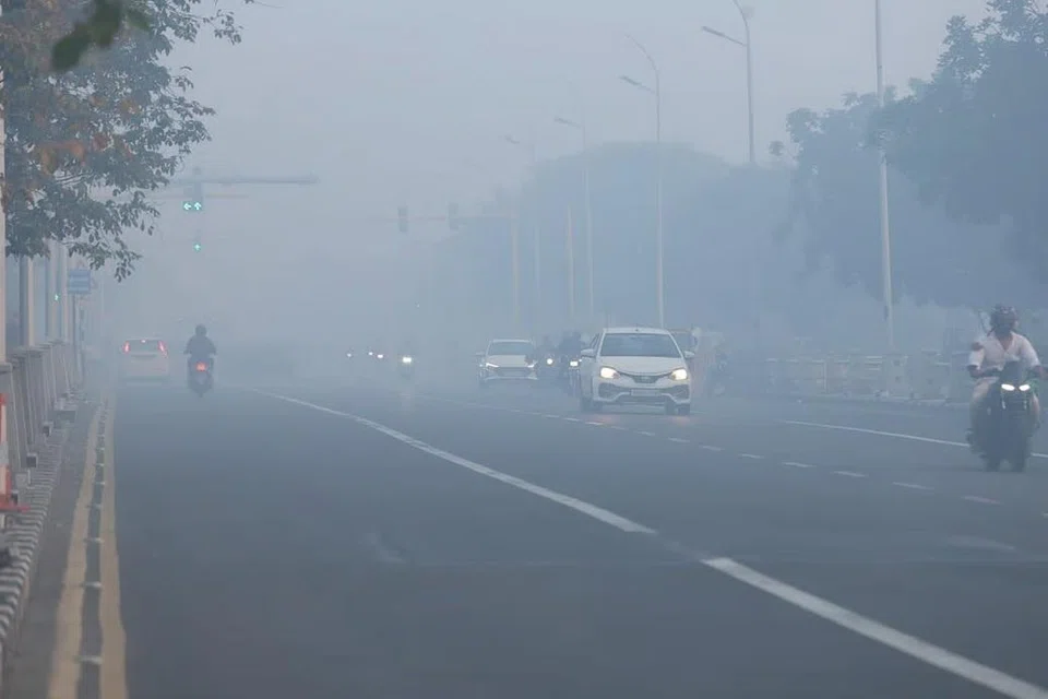 வாகனவோட்டிகள் வாகனங்களில் முகப்பு விளக்கை எரியவிட்டுச் சென்றனர்.