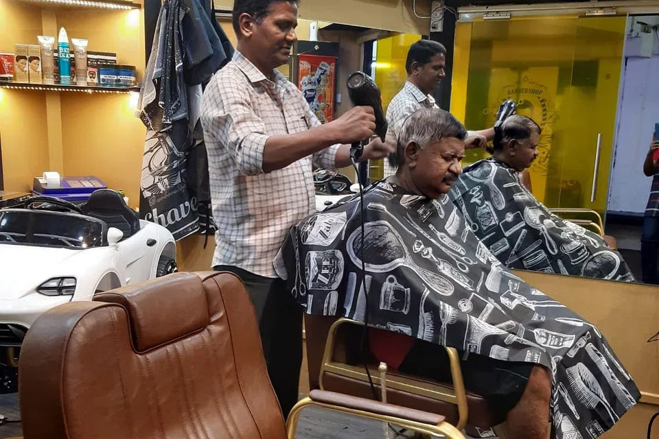 புளோக் 138, தெக் வாய் லேனில் உள்ள 'ஹூஸ் நெக்ஸ்ட்?' சிகை அலங்காரக் கடை 70 வயதுக்கும் மேற்பட்டவர்களுக்கு இலவச முடி திருத்தும் சேவையை வழங்குகிறது. 