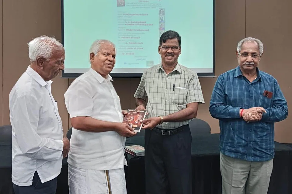 ‘இசைத்தமிழ்க் கலைஞர்கள்: நோக்கீட்டு நூல்’ அறிமுக விழாவில் நூலாசிரியர் முனைவர் மு. இளங்கோவன் (வலமிருந்து இரண்டாவது).