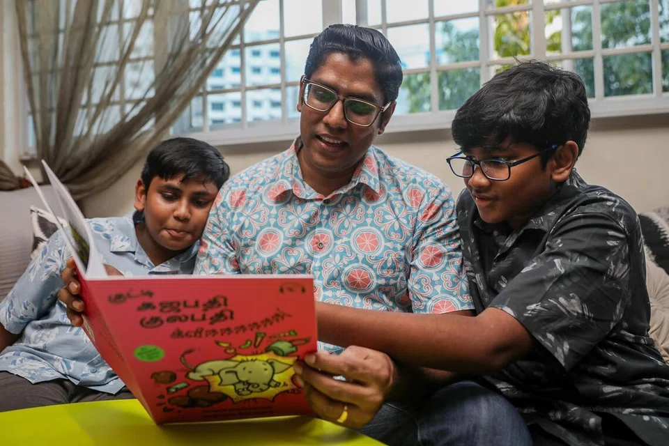 பெற்றோர் தங்கள் குழந்தைகளுடனான அன்றாட உரையாடலில் தாய்மொழியை இயல்பாக இணைத்துக்கொள்ள உதவ கல்வி அமைச்சு நோக்கம் கொண்டுள்ளது.