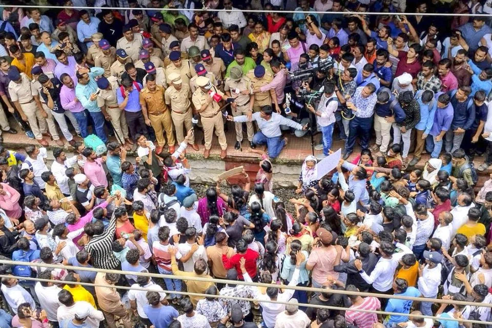 ரயில் தண்டவாளத்தில் இறங்கி ரயிலை மறித்துப் போராட்டம் நடத்திய பொதுமக்கள்