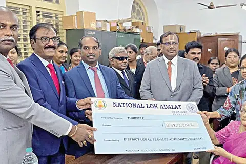 தேசிய லோக் அதாலத்தில் வழக்குகளுக்குத் தீர்வு காணப்பட்டு பாதிக்கப்பட்டவர்களுக்கு இழப்பீடு கொடுக்கப்பட்டது.