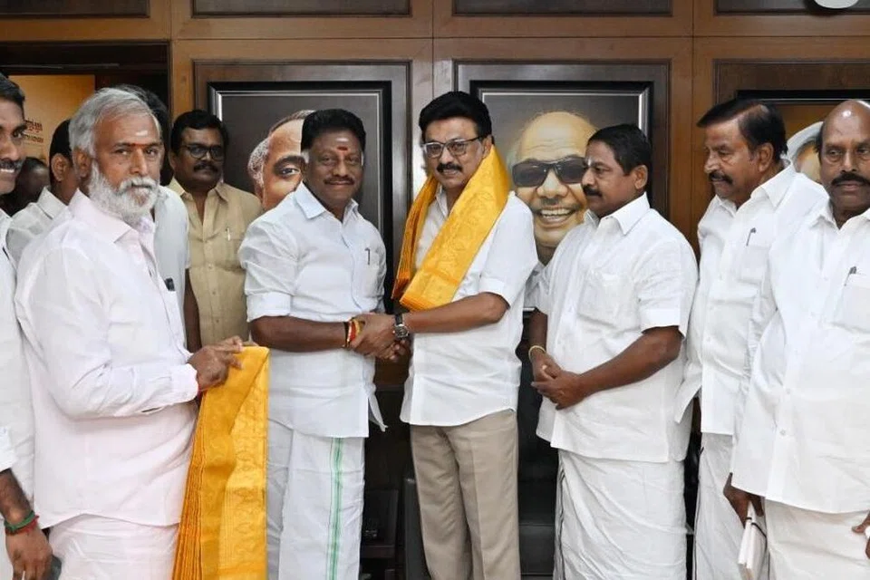 திமுக தலைமையகமான அண்ணா அறிவாலயம் சென்று திமுக தலைவரும் தமிழக முதல்வருமான மு.க.ஸ்டாலின் முன்னிலையில் அக்கட்சியில் இணைந்தார் முன்னாள் முதல்வர் ஓ. பன்னீர்செல்வம்.