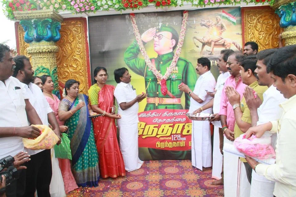 சுதந்திர போராட்ட வீரர் நேதாஜி சுபாஷ் சந்திரபோஸின் 128வது பிறந்தநாள் விழா வியாழக்கிழமை (ஜனவரி 23) திருநெல்வேலியில் மாவட்ட பாஜக அலுவலகத்தில் நடைபெற்றது. இதையொட்டி அங்கு அலங்கரித்து வைக்கப்பட்டிருந்த நேதாஜியின் திருவுருவப் படத்திற்கு மாலை அணிவித்து மரியாதை செலுத்திய நயினார் நாகேந்திரன், “நேதாஜி சுபாஷ் சந்திரபோஸ் இல்லையென்றால் விடுதலை என்பது இந்தியத் திருநாட்டுக்கு எளிதில் கிடைத்திருக்காது,” என்றார்.