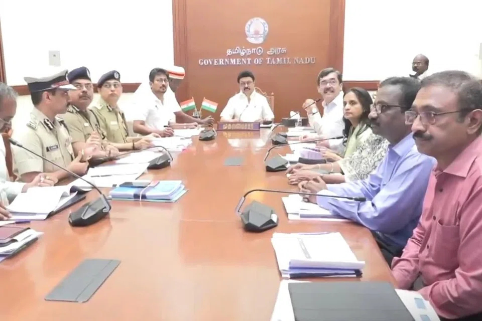 முன்னெச்சரிக்கை நடவடிக்கைகள், முன்னேற்பாடுகள் தொடர்பில் திங்கட்கிழமையன்று அமைச்சர்கள், அதிகாரிகளுடன் ஆலோசனையில் ஈடுபட்ட தமிழக முதல்வர் மு.க. ஸ்டாலின்.