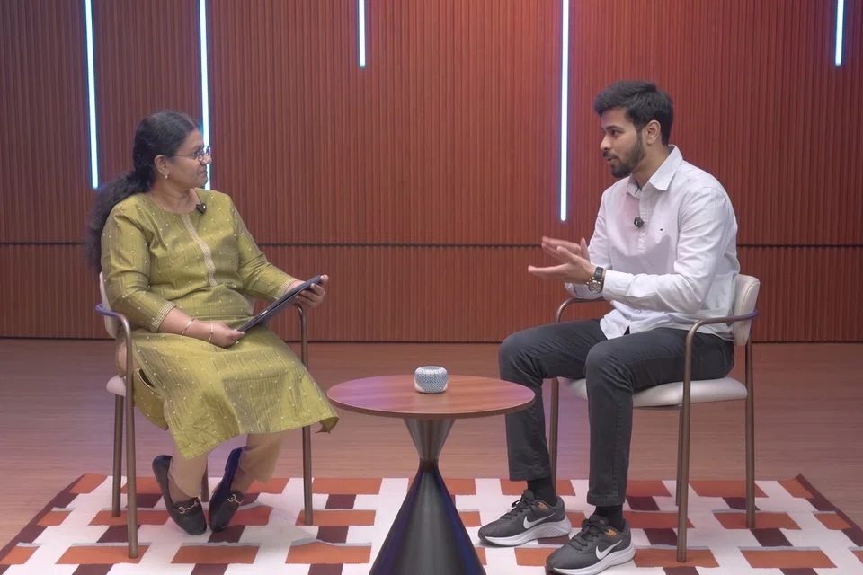 தமிழ் முரசின் ‘என்ன செய்யும் ஏஐ?’ வலையொளித் தொடருக்கான நேர்காணலில் ‘ஸ்டோரிலேப்’, ’எடுவில்’ ஆகிய தொழில்நுட்ப நிறுவனங்களின் நிறுவனர் சஞ்சய் முத்துகுமரன் (வலது), தமிழ் முரசு உதவி ஆசிரியர் கலைச்செல்வி வைத்தியநாதன்.