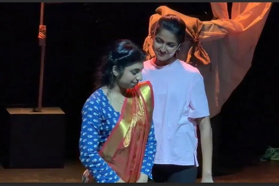‘இரு கரைகள்’ கதையில், அக்காவின் திருமணத்திற்குப் பிறகு மாறும் சகோதரிகளின் உறவை வெளிப்படுத்திய காட்சி.