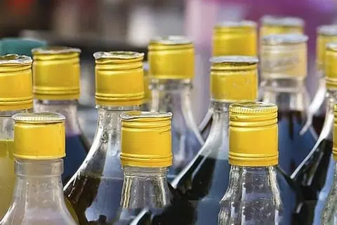அடையாளம் தெரியாத மற்றும் ‘லேபிள்’ இல்லாத சட்டவிரோத மதுவகைகளை அருந்துவதைத் தவிர்க்குமாறு பொதுமக்களுக்கு எச்சரிக்கை விடுக்கப்பட்டுள்ளது. 