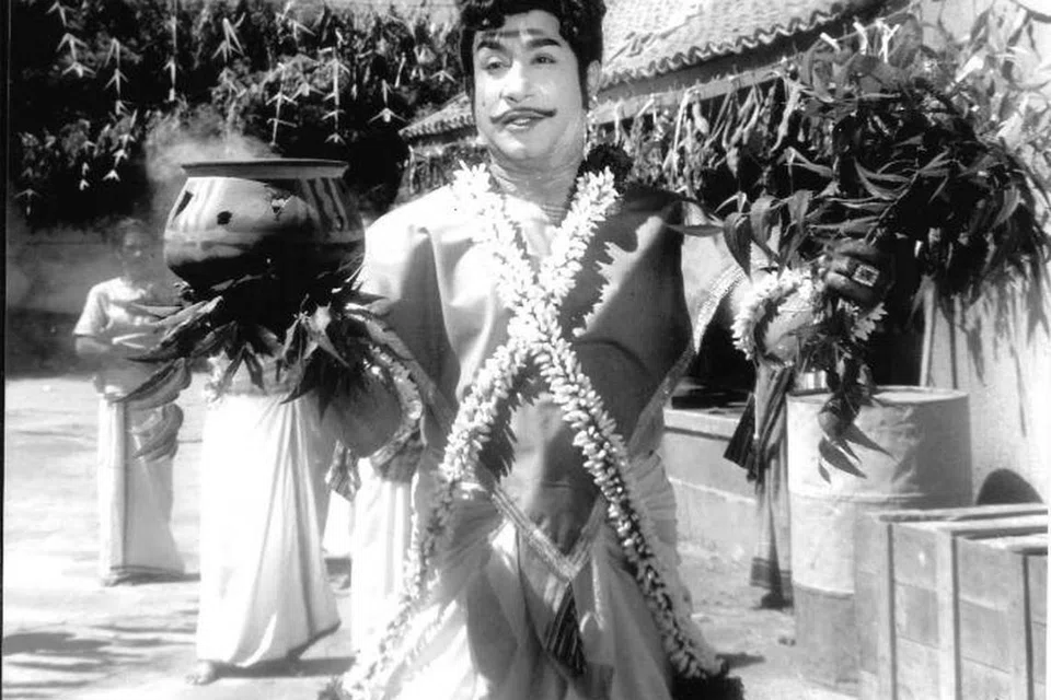 பட்டிக்காடா பட்டணமா படத்தில் சிவாஜி கணேசன் தீச்சட்டி ஏந்தி பாடுவது போல அமைந்த காட்சி. 