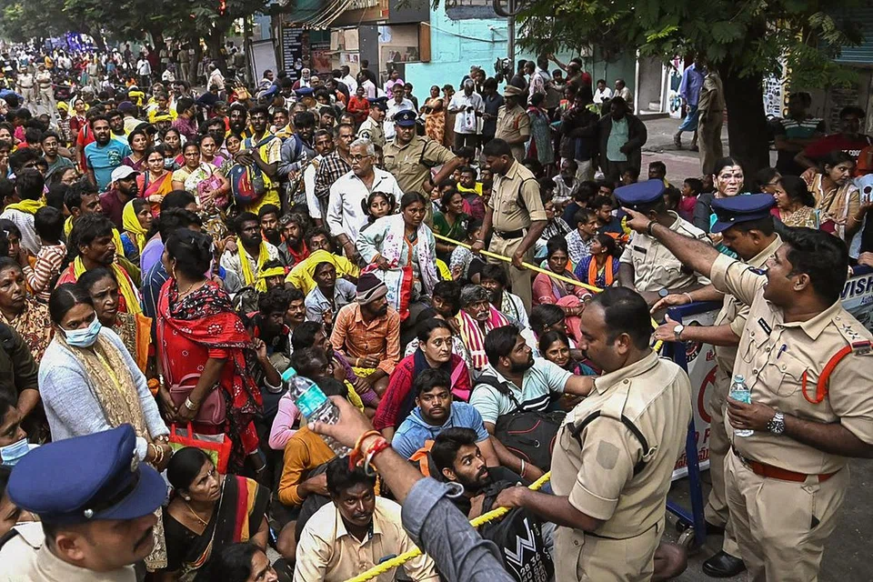 புதன்கிழமை (ஜனவரி 8) திருப்பதியில் வைகுண்ட ஏகாதசி தரிசன டோக்கன் வாங்குவதற்காக குவிந்த மக்கள். அன்று ஏற்பட்ட கூட்ட நெரிசலில் சிக்கி ஆறு பேர் உயிரிழந்தனர்.