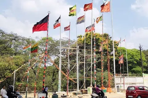 கொடிக்கம்பங்கள் அமைப்பது தொடர்பான விதிகளை கட்டாயம் பின்பற்ற வேண்டும் என மதுரை நீதிமன்றக் கிளை தெரிவித்துள்ளது.