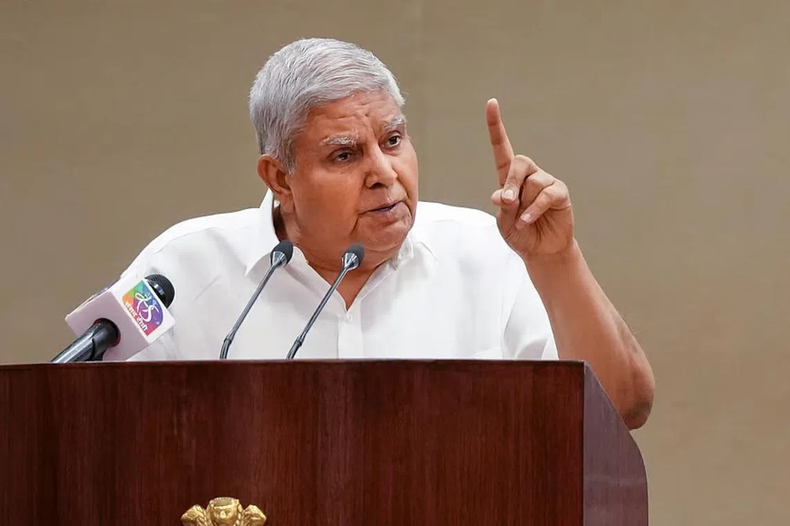 உச்ச நீதிமன்றத்தின் ஏவுகணைத் தாக்குதல்: துணை அதிபர் தன்கர்