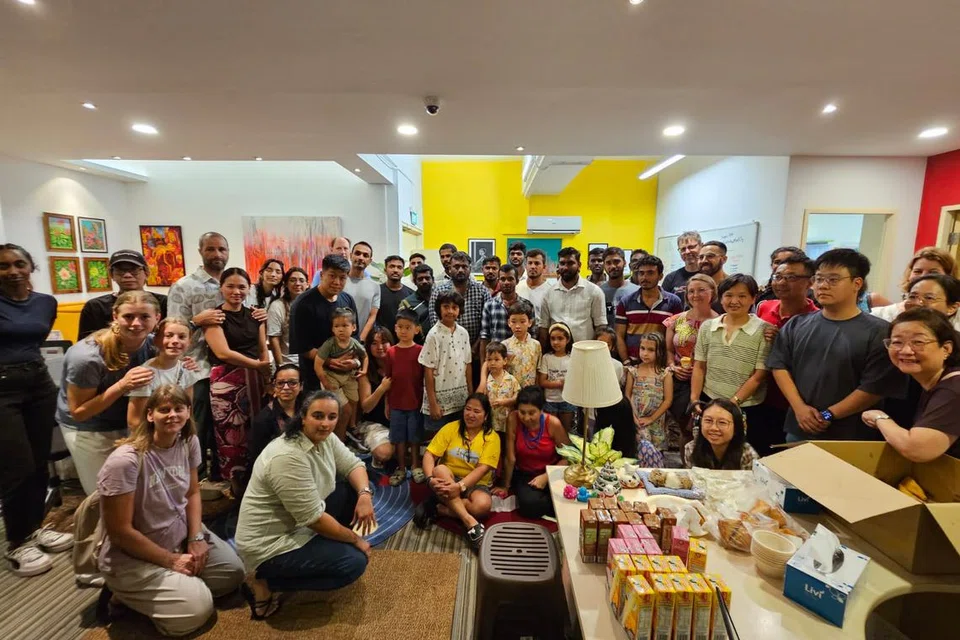 வெளிநாட்டு ஊழியர்களுடன் அவர்கள் காப்பாற்றிய பிள்ளைகள், பிள்ளைகளின் பெற்றோர், பொதுமக்கள்.