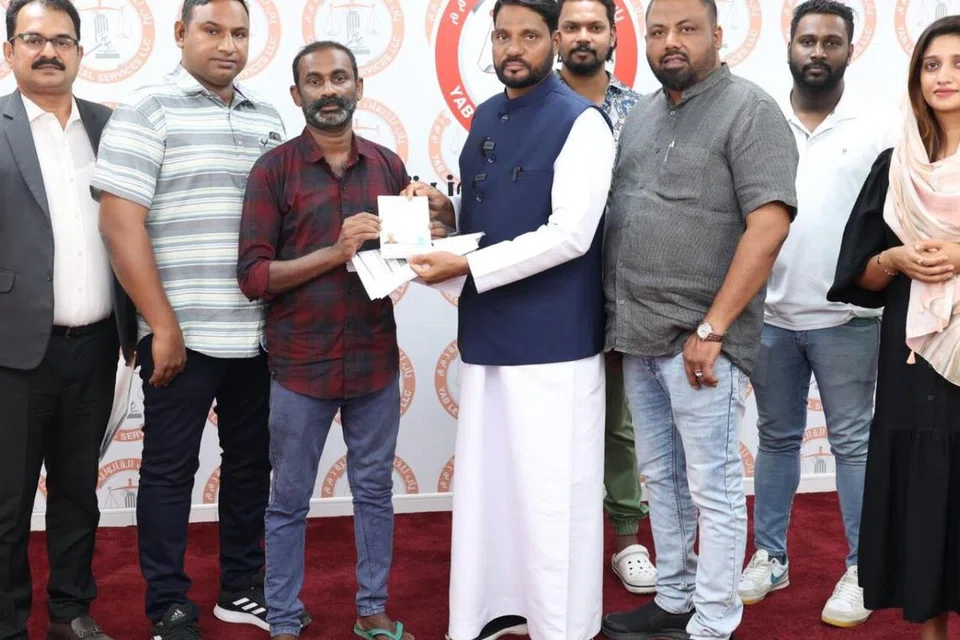 உரிய ஆவணங்கள் பெற்று, அண்மையில் இந்தியா திரும்பிய முசின் (இடமிருந்து மூன்றாவது)