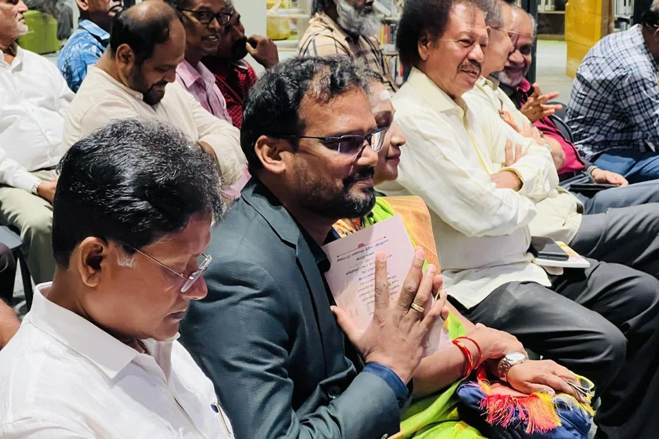 நூலின் 500 பிரதிகளை வாங்கிச் சிறப்பித்தார் சென்னையில் ‘கோஎட் டிரேவல்ஸ்’ஸின் நிர்வாக இயக்குநர் சி ஸ்ரீனிவாசன் (நடுவில்).