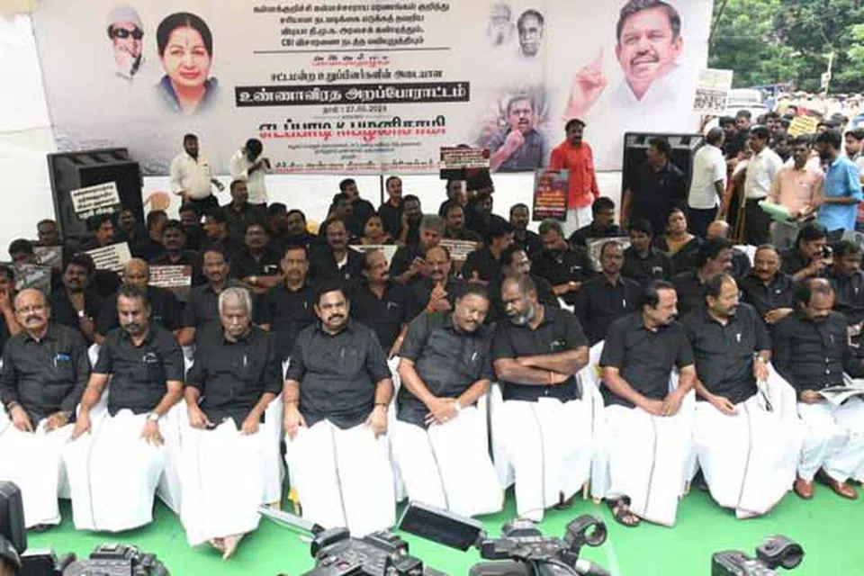 அதிமுக சார்பில் நடைபெற்று வரும் உண்ணாவிரதப் போராட்டம். 