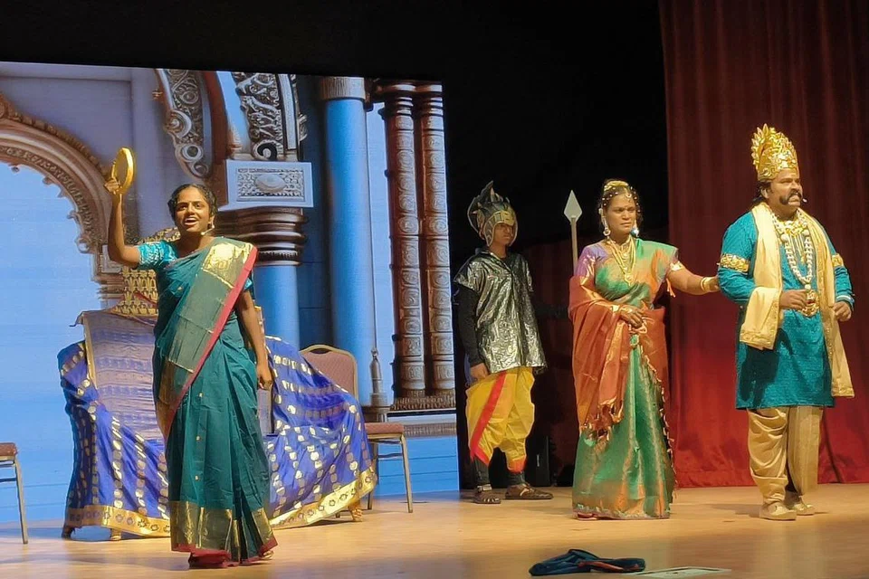 ‘மாணிக்கப் பரல்’ சிலம்பினை ஏந்தும் கண்ணகி கதாபாத்திரம். 