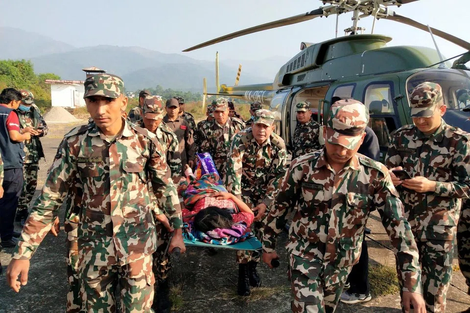காயமடைந்த ஒருவரை ஹெலிகாப்டர் மூலம் மீட்டுக்கொண்டு வரும் நேப்பாள ராணுவத்தினர்.