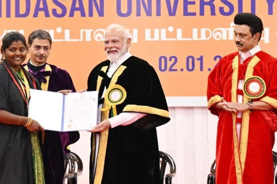 பாரதிதாசன் பல்கலைக் கழகப் பட்டமளிப்பு விழாவில் பிரதமர் நரேந்திர மோடி, உடன் தமிழக முதல்வர் மு.க.ஸ்டாலின்.