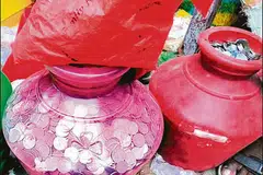 பணமிருந்தும் ஏழைகளாக இருந்த மூன்று மூதாட்டிகள் சேர்த்து வைத்துள்ள ரூ.2 லட்சம் காசு, பணம். படம்: தமிழக ஊடகம்