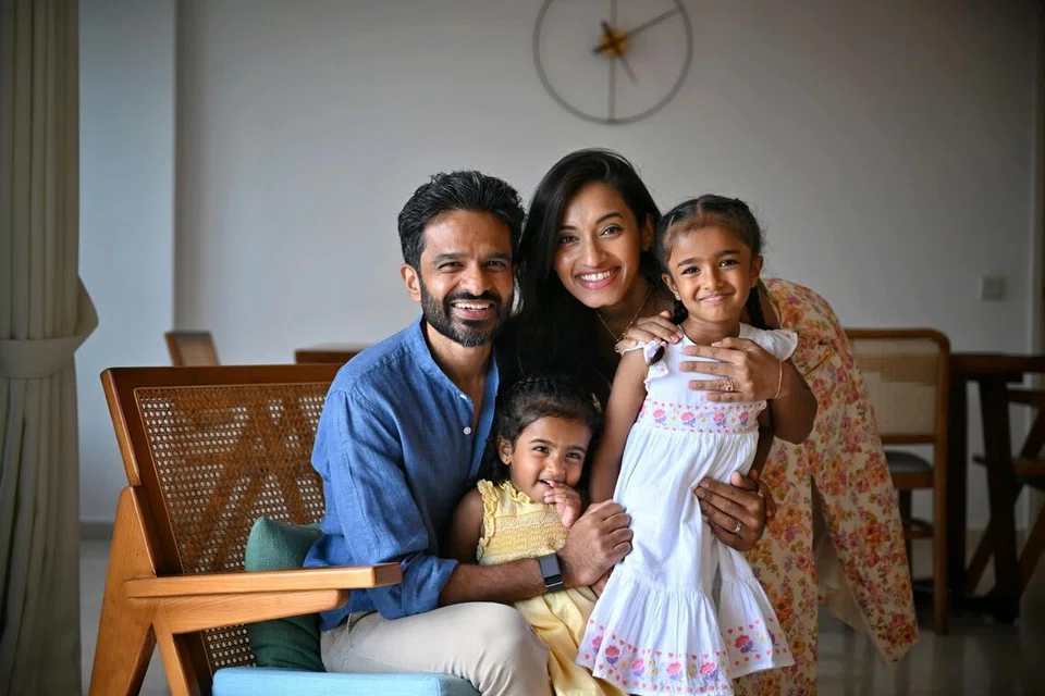 திரு. ஜெகன் ராஜேந்திரம், மனைவி திருமதி சம்யுதா சிவமணி, மகள்கள் ஜியா சோனியா ராஜேந்திரம் (வெள்ளை நிற உடையில்), ரியா சமாரா ராஜேந்திரம்.